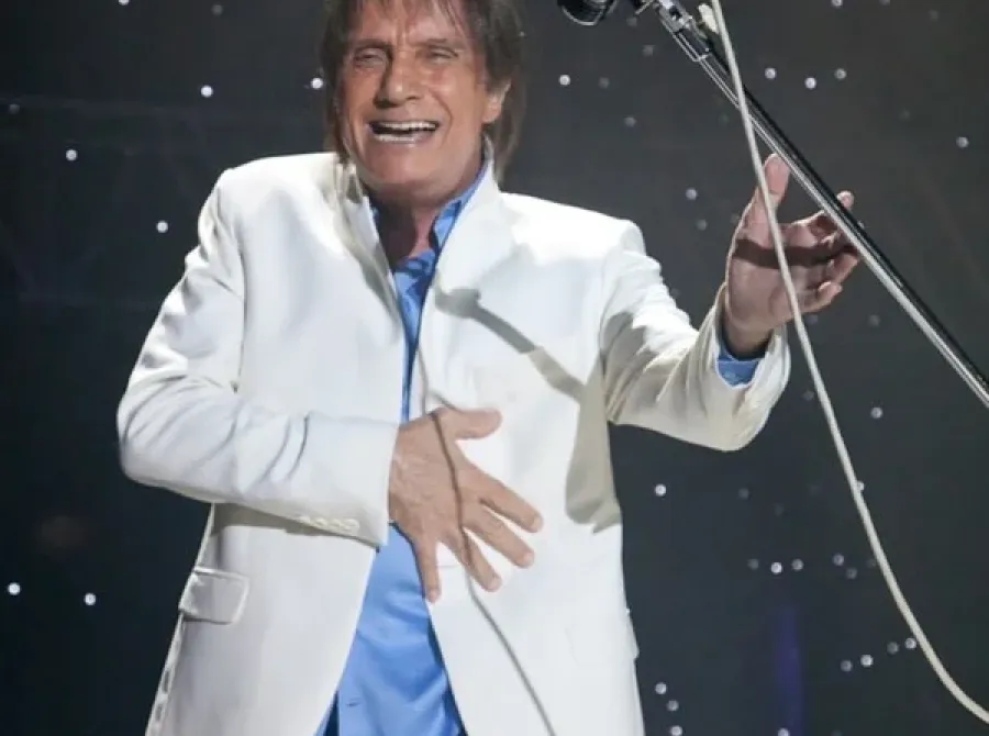 Cantor Roberto Carlos é submetido à cirurgia