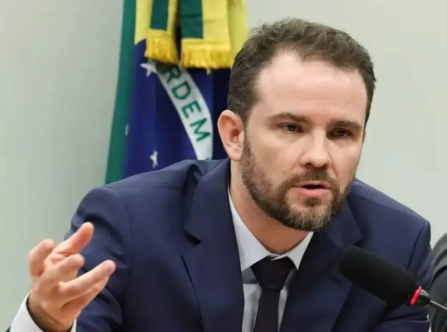 Durigan diz que tarifaço 'é absurdo', mas que o Brasil seguirá negociando com os EUA