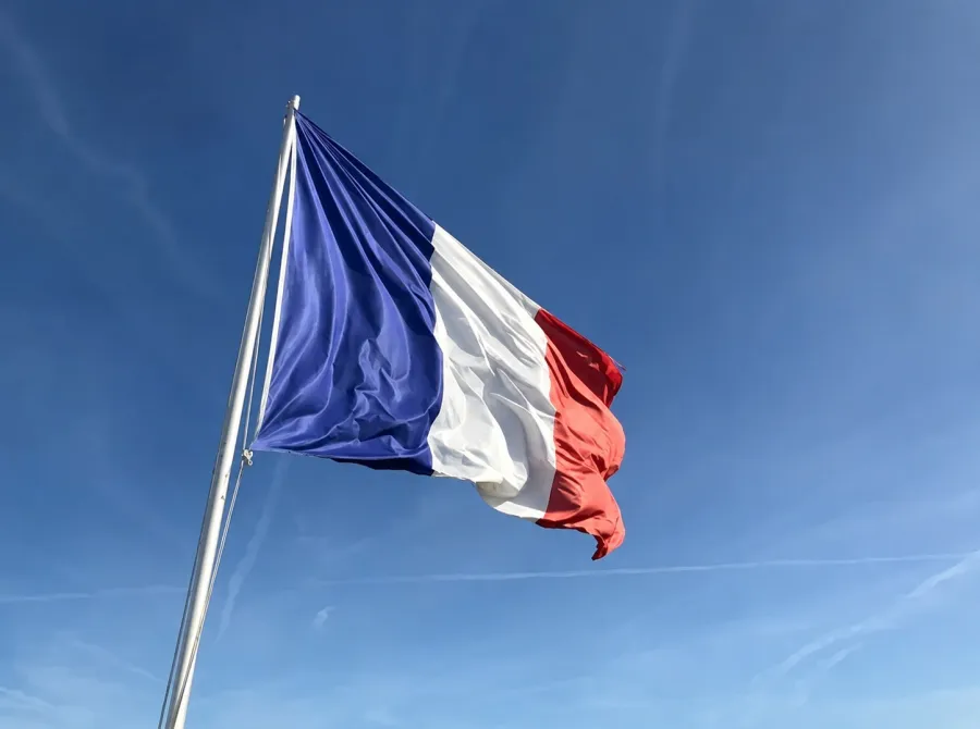 Adolescente perde a mão ao pegar granada atirada pela polícia em protesto estudantil na França