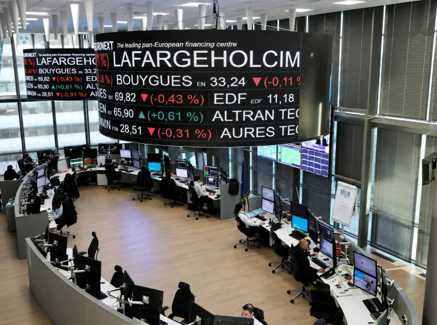 Taxas de juros recuam com dólar fraco e eleições no radar