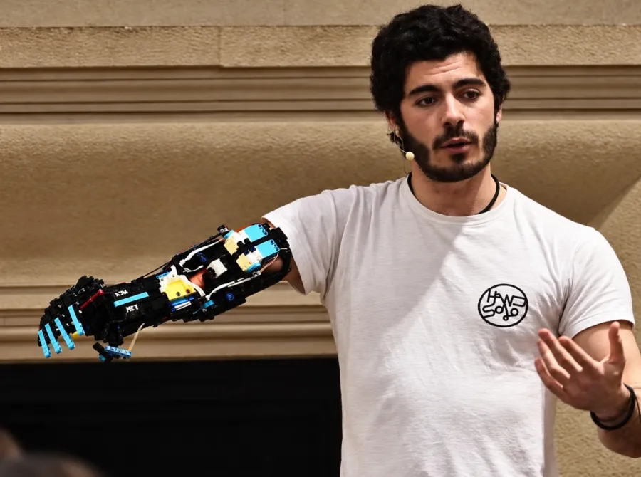 Jovem entra para o Guinness após construir o próprio braço robótico com LEGO