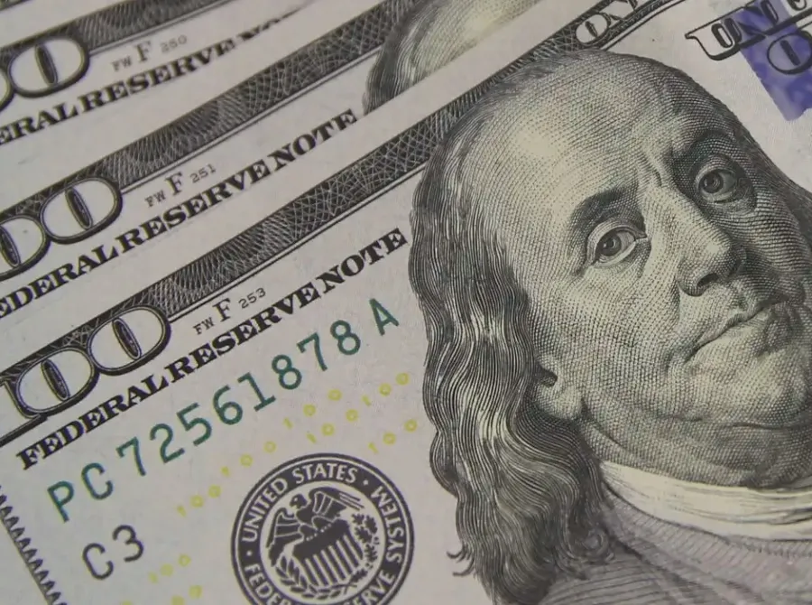 Dólar fecha a R$ 5,11 e Bolsa recua com tensão no Oriente Médio