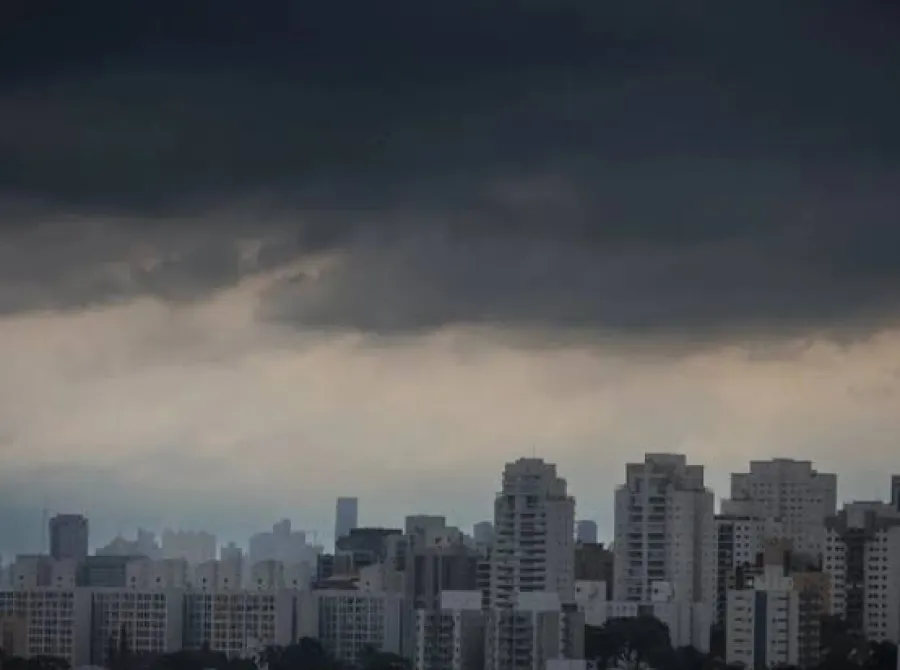 SP amanhece com chuva e alerta para tempestades