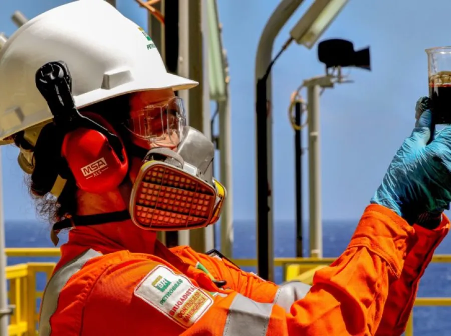 AIE vê quedas mais acentuadas do consumo e oferta mundial de petróleo em 2026