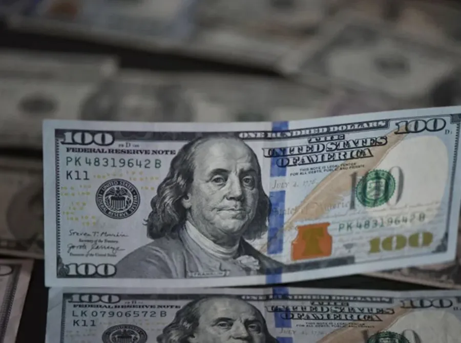 Dólar recua com alívio do petróleo e à espera de Fed e Copom