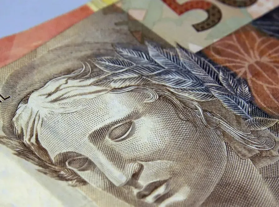 Juros caem no Brasil, mas Banco Central mantém cautela