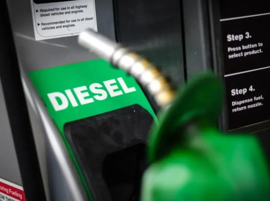 Petróleo volta a subir forte