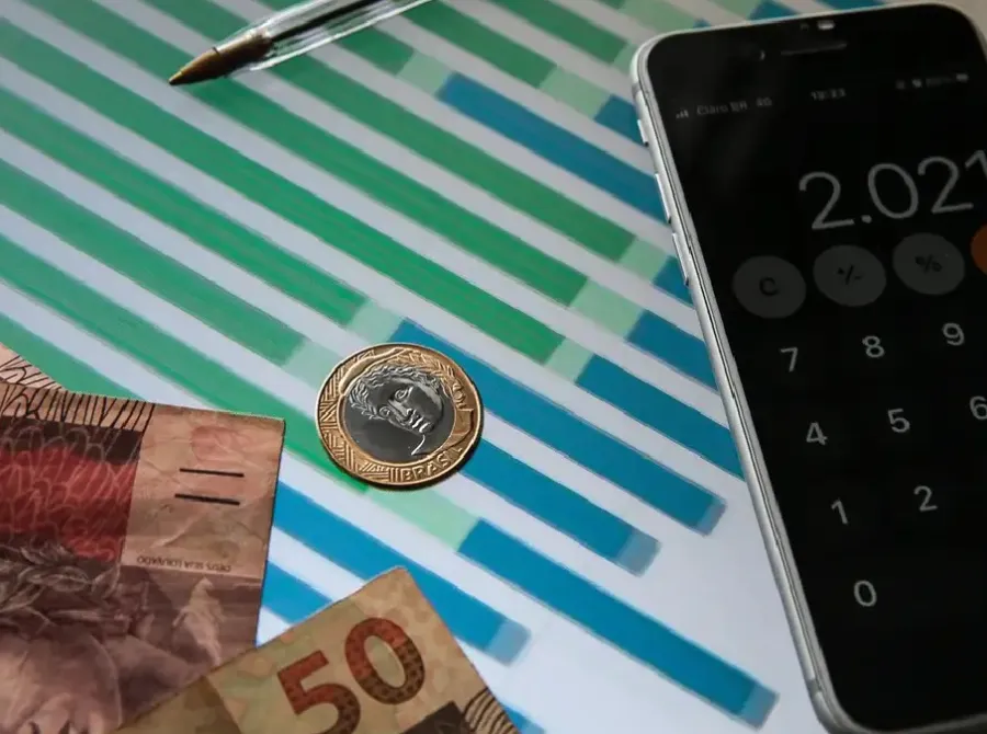 Focus eleva previsão de inflação para 4,99% e reduz crescimento de 2026