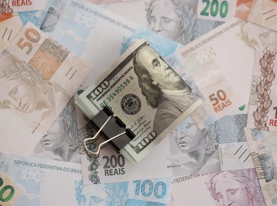 Dólar recua com petróleo em baixa pelo 3º dia puxando apetite por risco