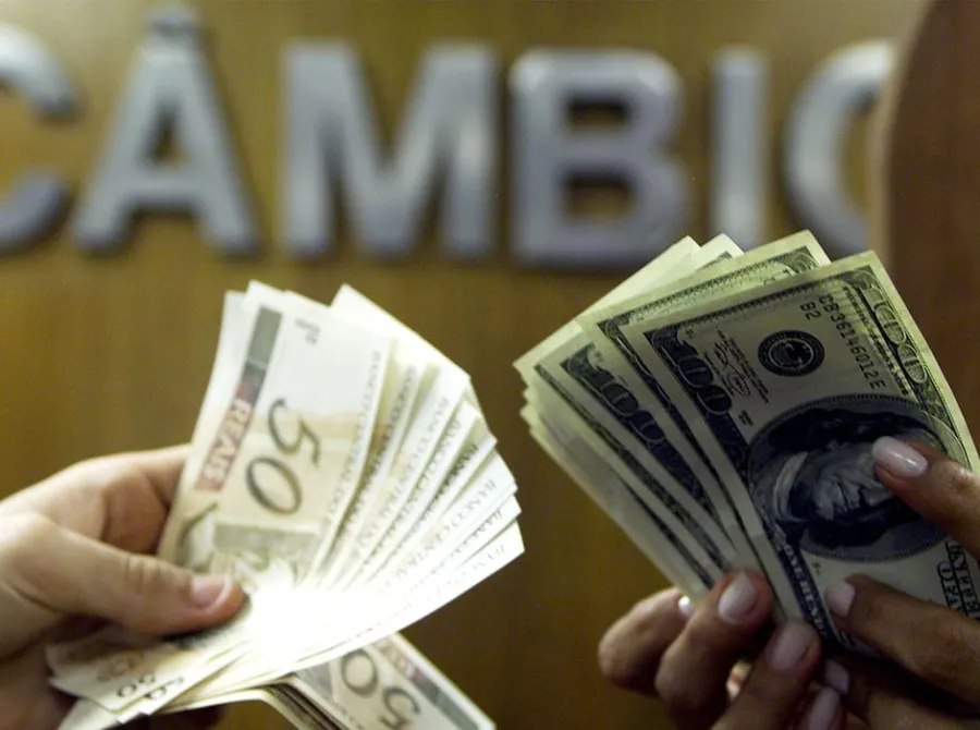 Dólar sobe com petróleo e piora externa após rali eleitoral