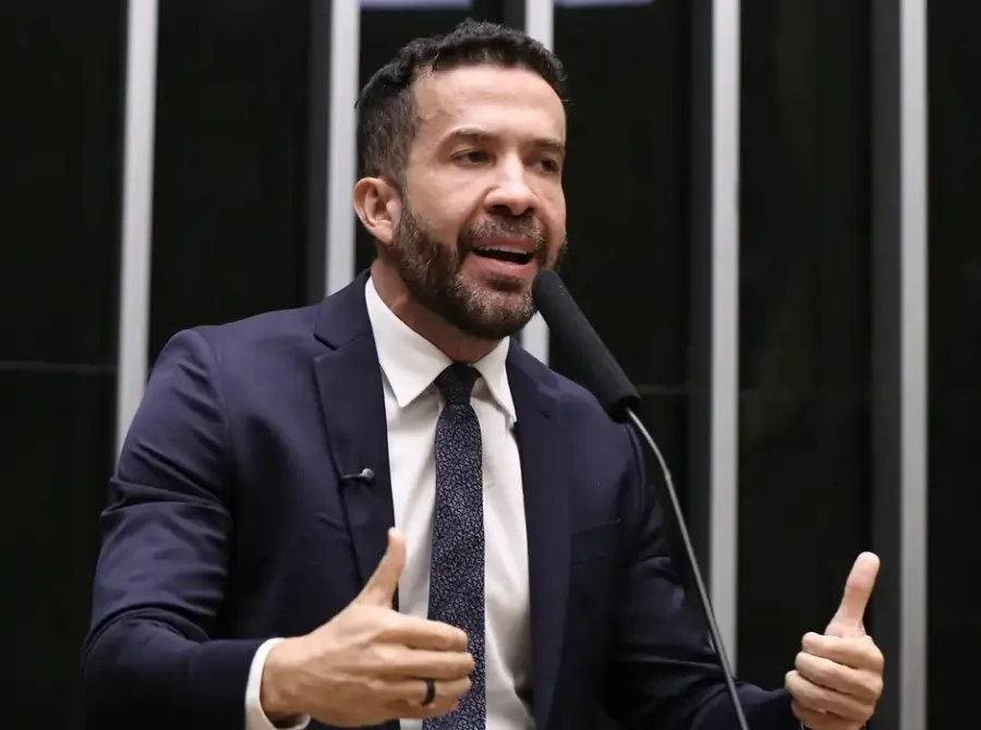 Janones anuncia alta hospitalar para esta terça-feira após internação por arritmia cardíaca
