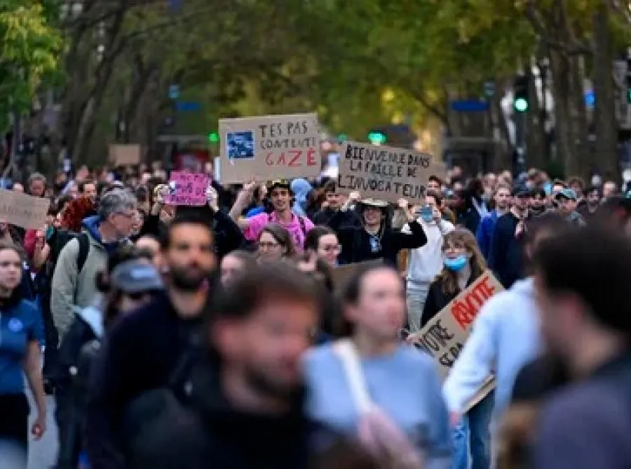 Acampados em protesto por direito à moradia são retirados pela polícia de praça em Lisboa