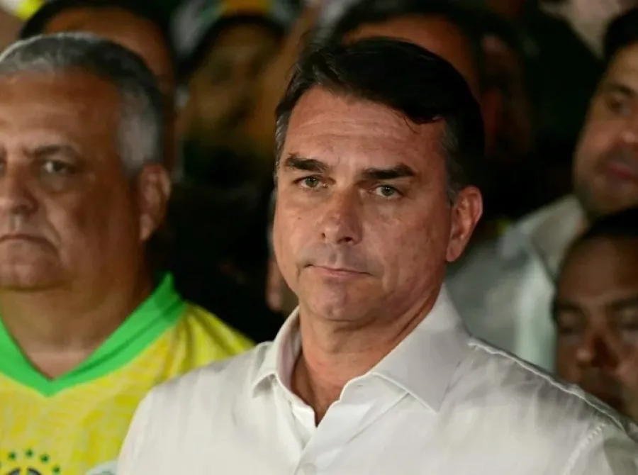 Após escala no Equador, Flávio Bolsonaro e família estão em voo rumo a Miami, nos EUA