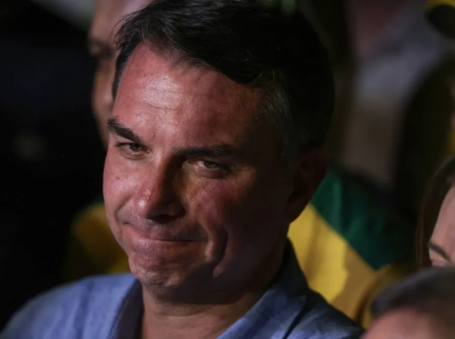 Isolado após fuga para os EUA, Flávio Bolsonaro ouve do TSE que eleição foi normal