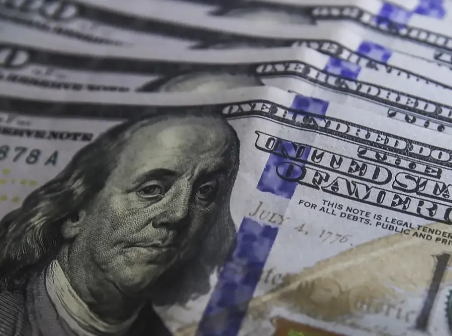 Dívida pública fica em 82,9% do PIB e dólar sobe a R$ 5,39